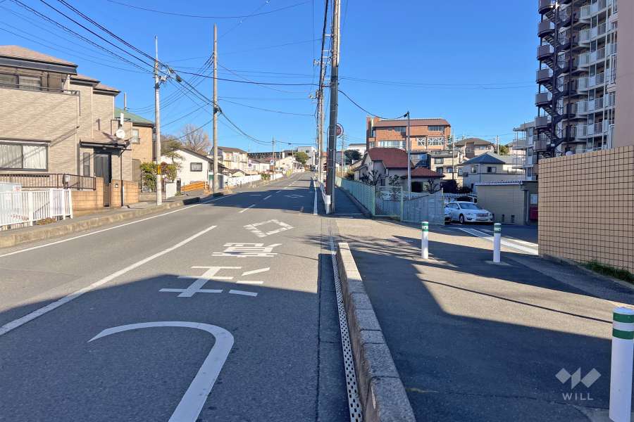 敷地北側の前面道路（西側から）