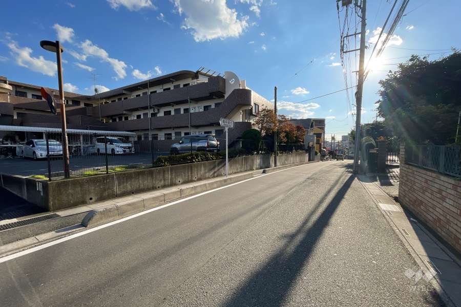 敷地北西側の前面道路（北東側から）