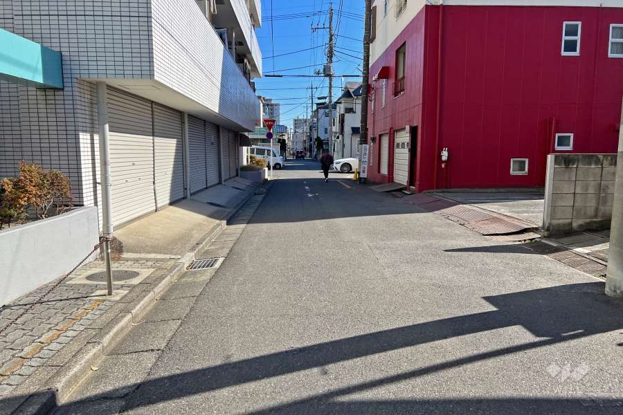 敷地南側の前面道路（西側から）