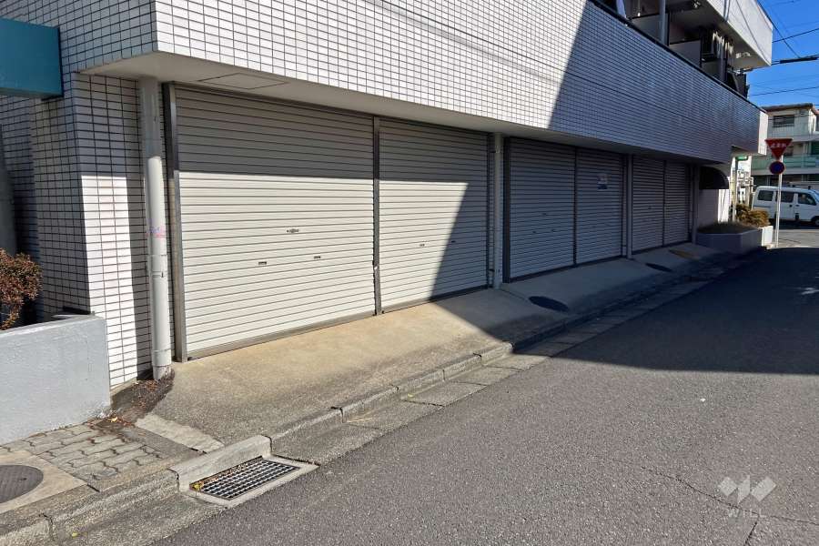 敷地内駐車場（屋内平面式、シャッター付き）