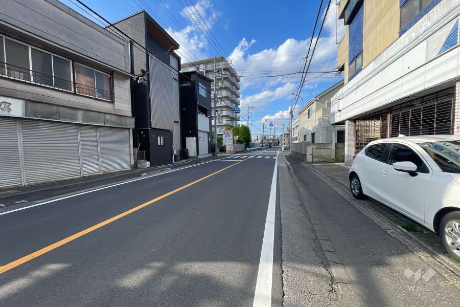 敷地西側の前面道路（南側から）