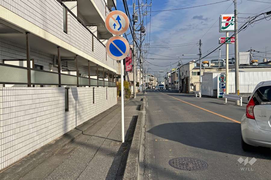 敷地の南側前面道路は天神橋通りです（西側から）。