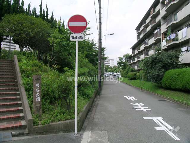 敷地の南側には道を挟んで『杉谷公園』があります