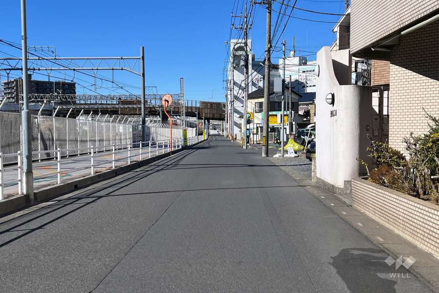 敷地の南西側前面道路（南東側から）