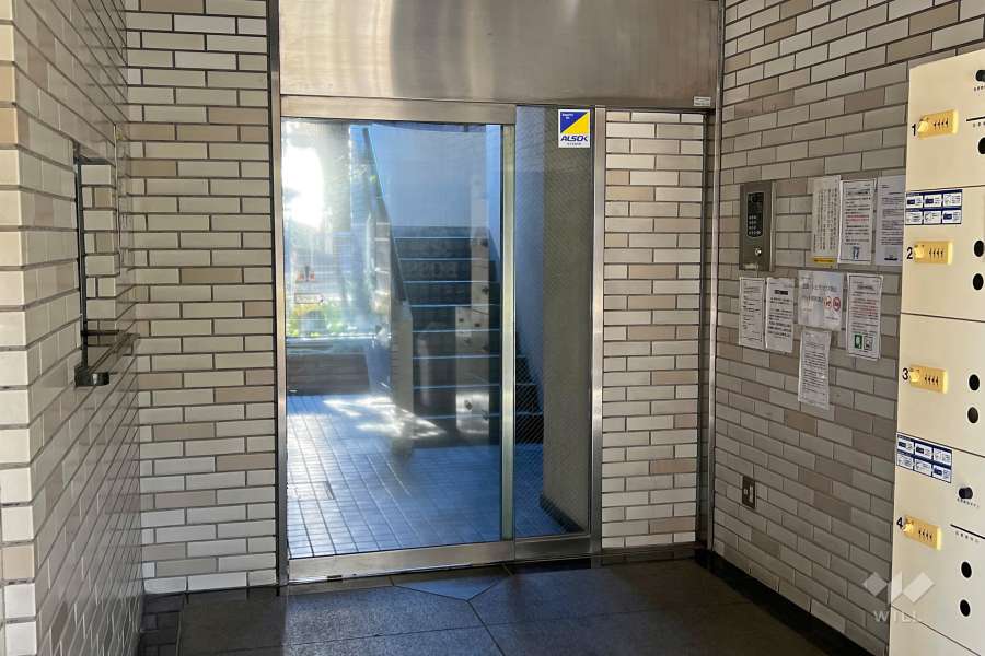 エントランスはオートロック付きです。