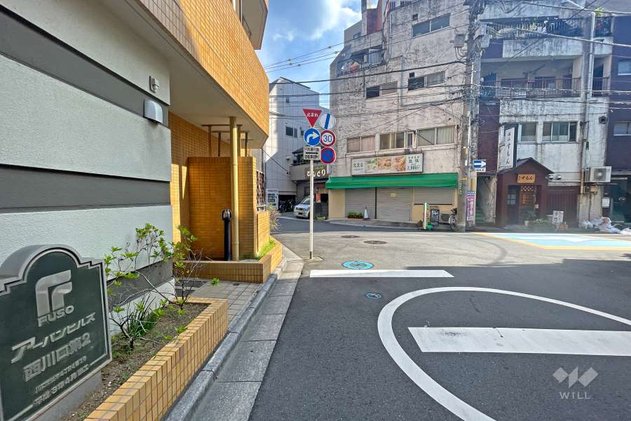 敷地の西側前面道路（北側から）