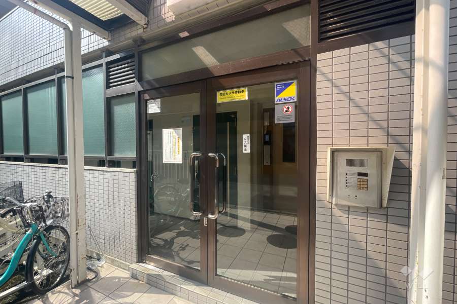 エントランスはオートロック付きです。