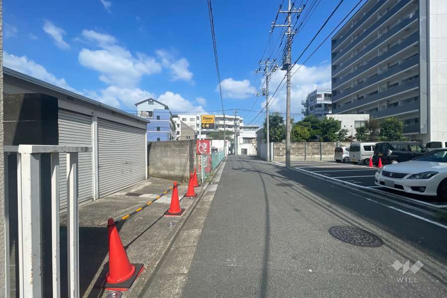 敷地の北側前面道路（東側から）