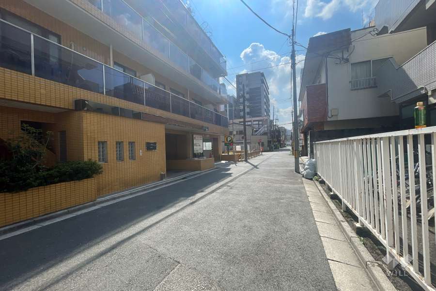 敷地の北側前面道路（西側から）