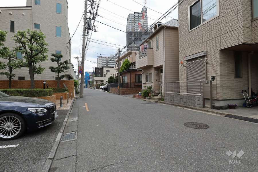 敷地北西側の前面道路（北東側から）