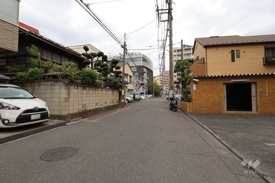 敷地北西側の前面道路（南西側から）