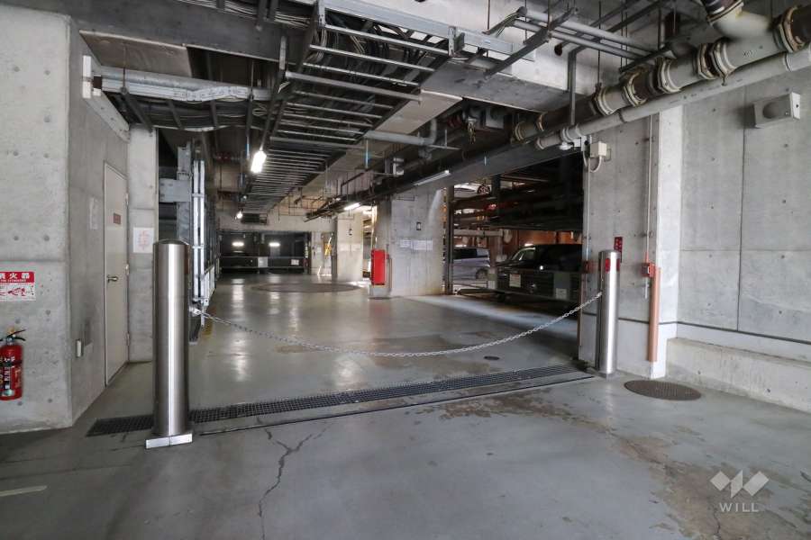 駐車場の出入口（ロボットゲート付き）