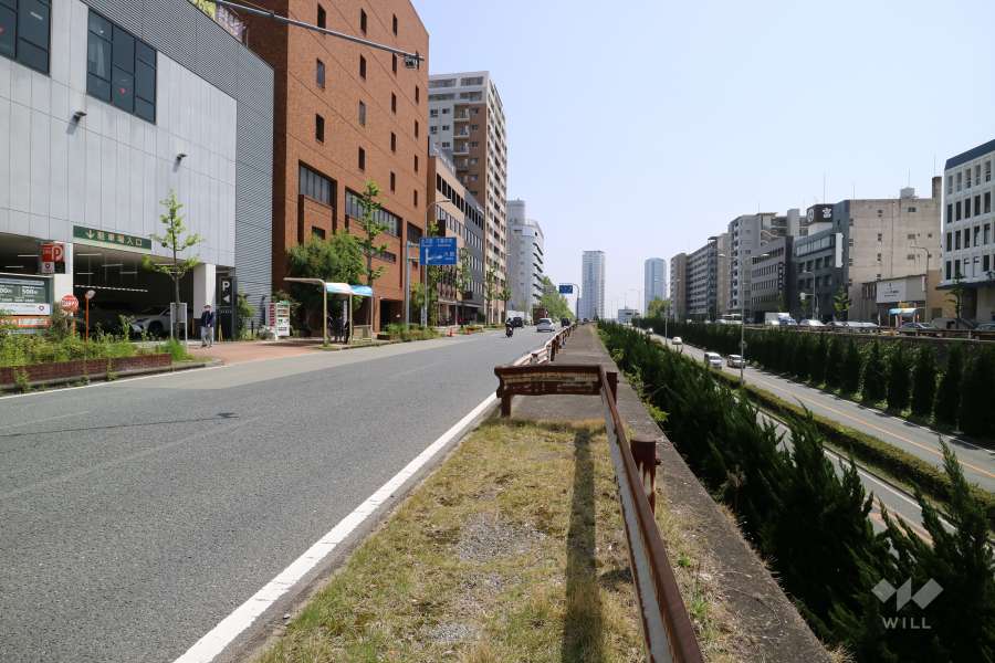 敷地西側の前面道路