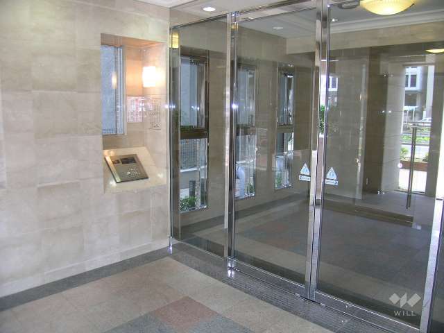 オートロック付きのエントランスホール
