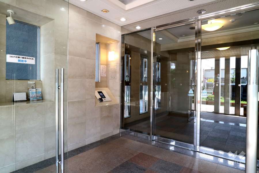 エントランスはオートロック付きです。