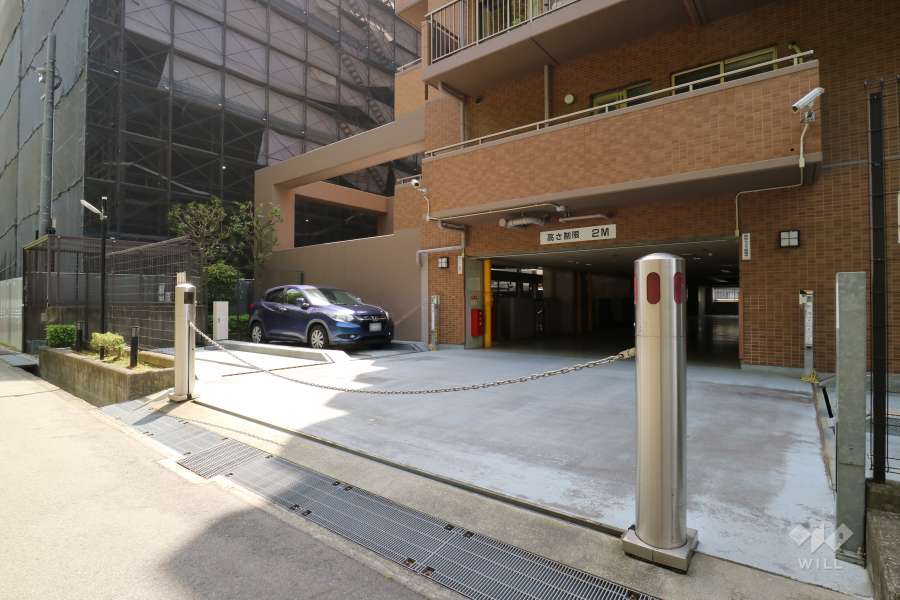 駐車場の出入口（ロボットゲート付き）