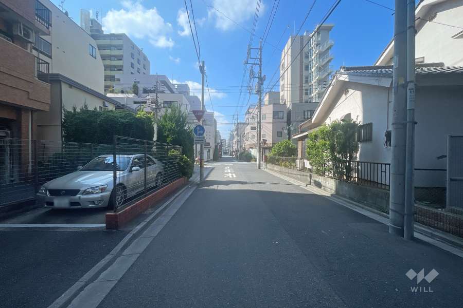 敷地西側の前面道路（北側から）