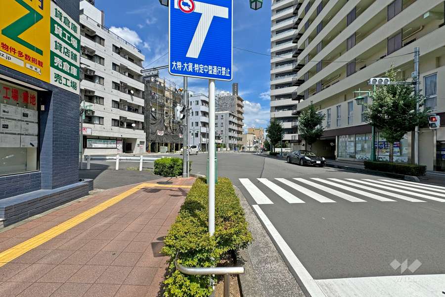 敷地の北西側前面道路（南西側から）
