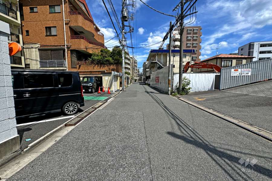 敷地の南側前面道路（西側から）