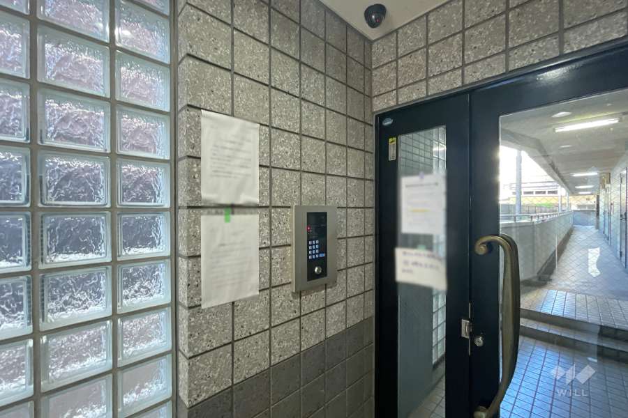 エントランスはオートロック付きです。