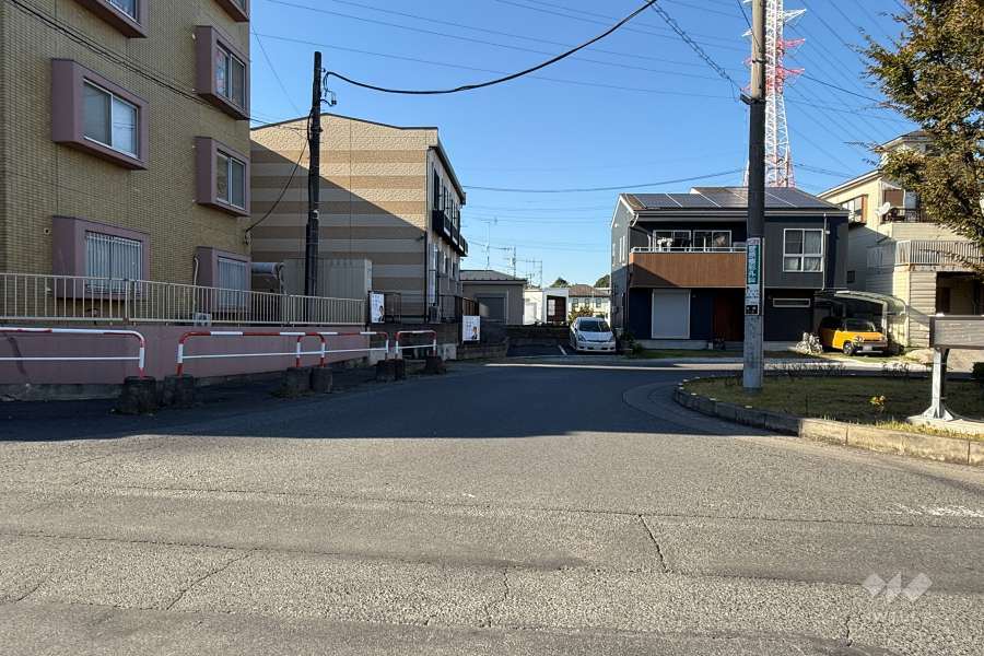 敷地の北東側前面道路（南東側から）