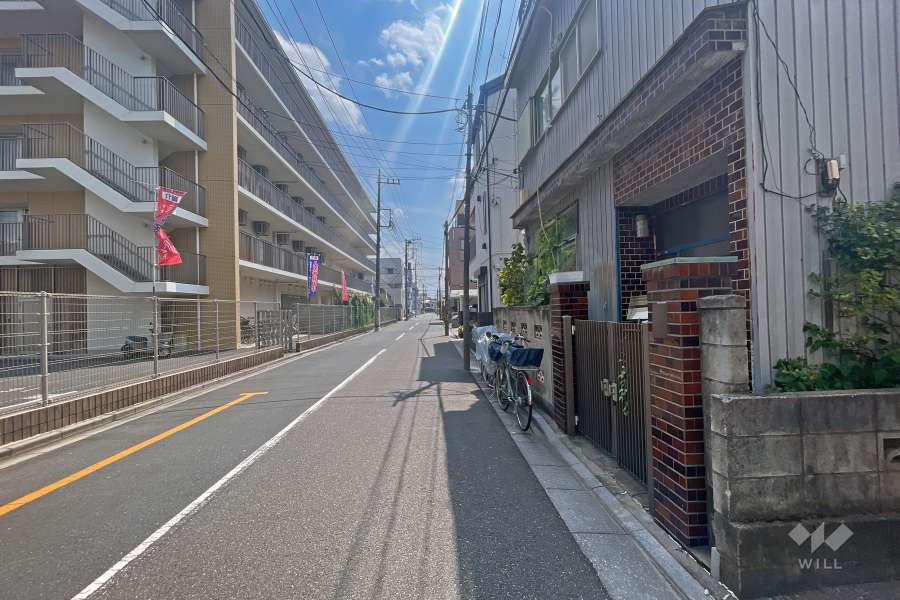 敷地の東側前面道路（北側から）