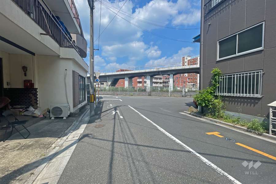 敷地の東側前面道路（南側から）