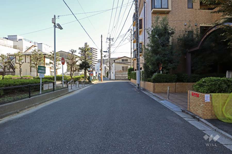 敷地北東側の前面道路（北西側から）