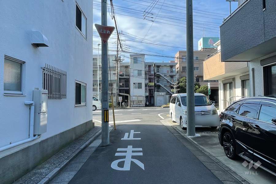 敷地の北側前面道路（東側から）