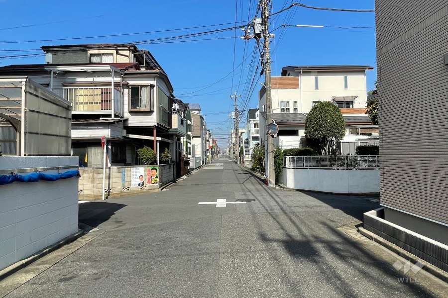敷地の東側前面道路（南側から）