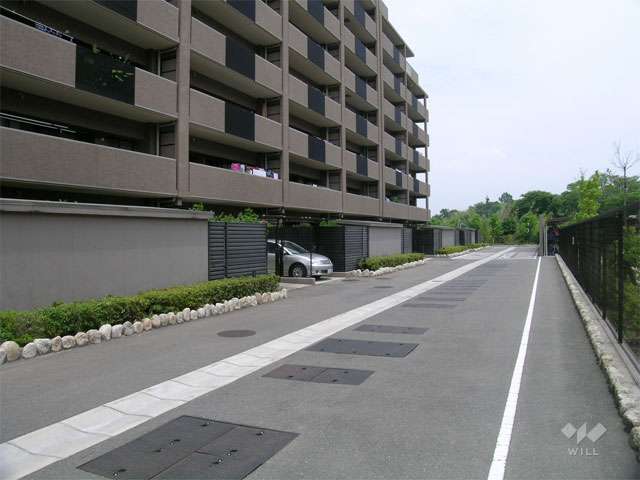 南側の1階部分には専用庭と専用駐車場が付いた住戸もあります。