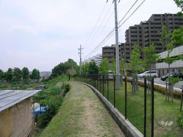 敷地の東側には川が流れています。