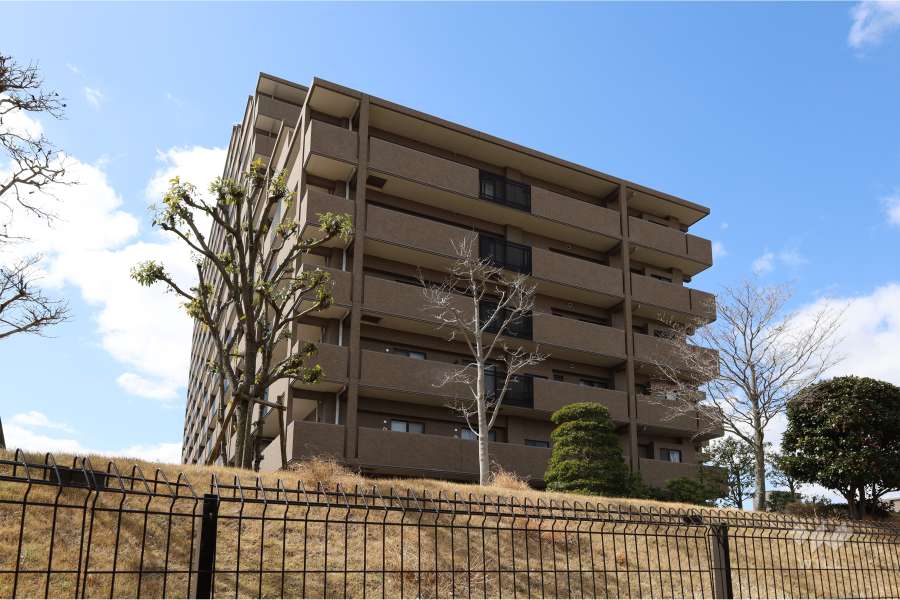 コスモ箕面ガーデンフォルムの外観（東側から）