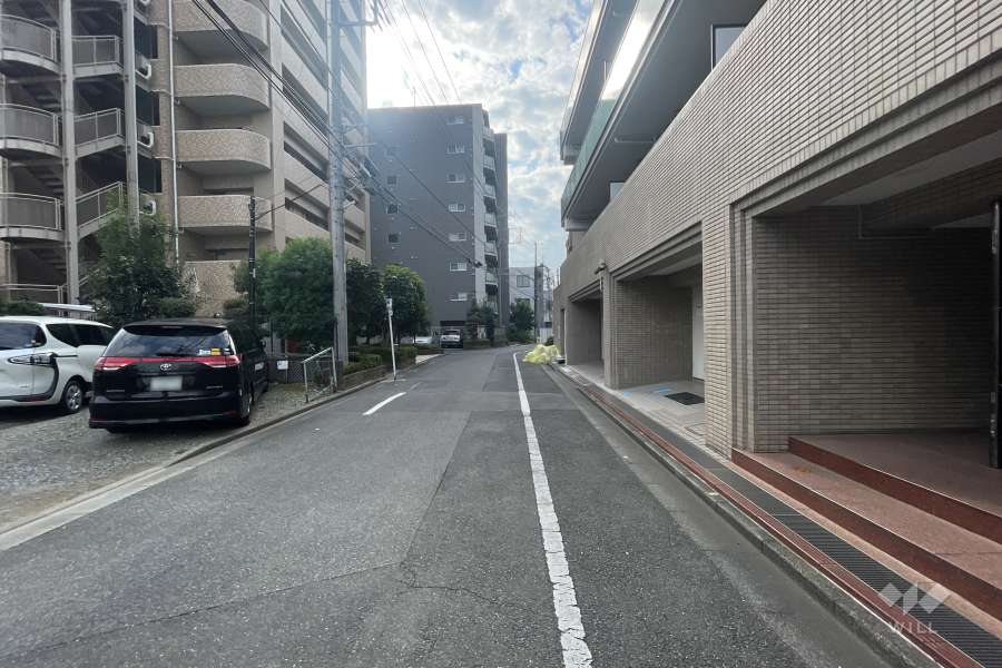 敷地東側の前面道路（北側から）