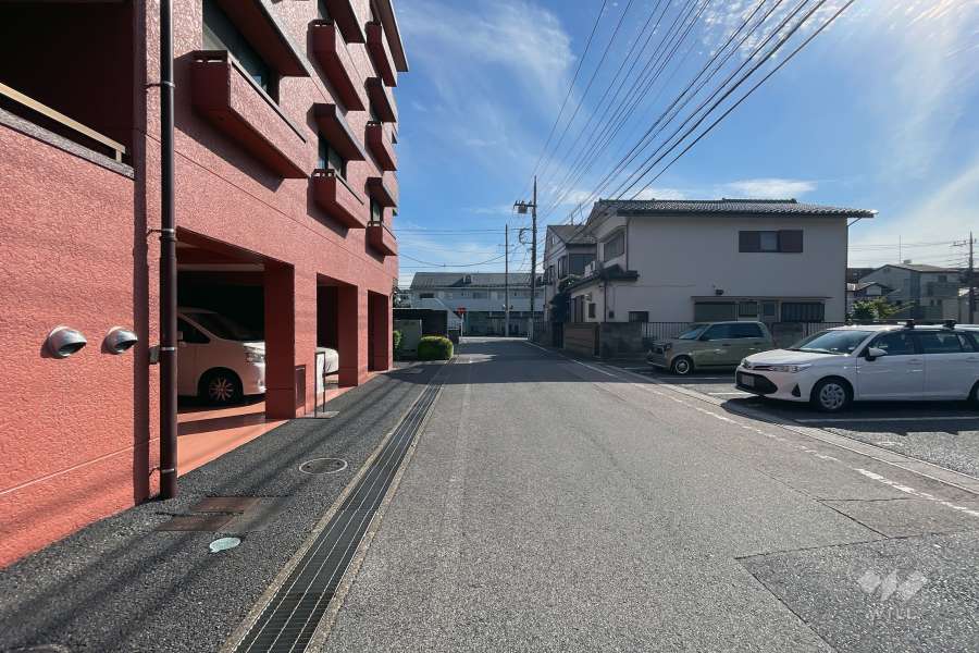 敷地の西側前面道路（北側から）