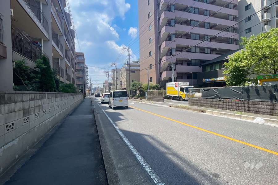 敷地西側の前面道路（北側から）
