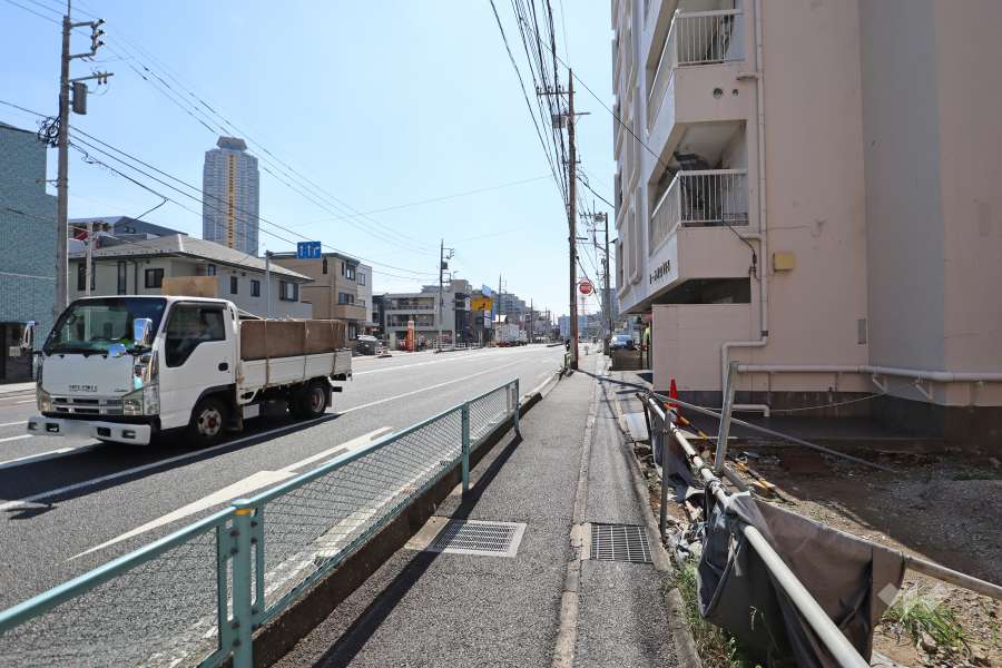 敷地南東側の前面道路（北東側から）