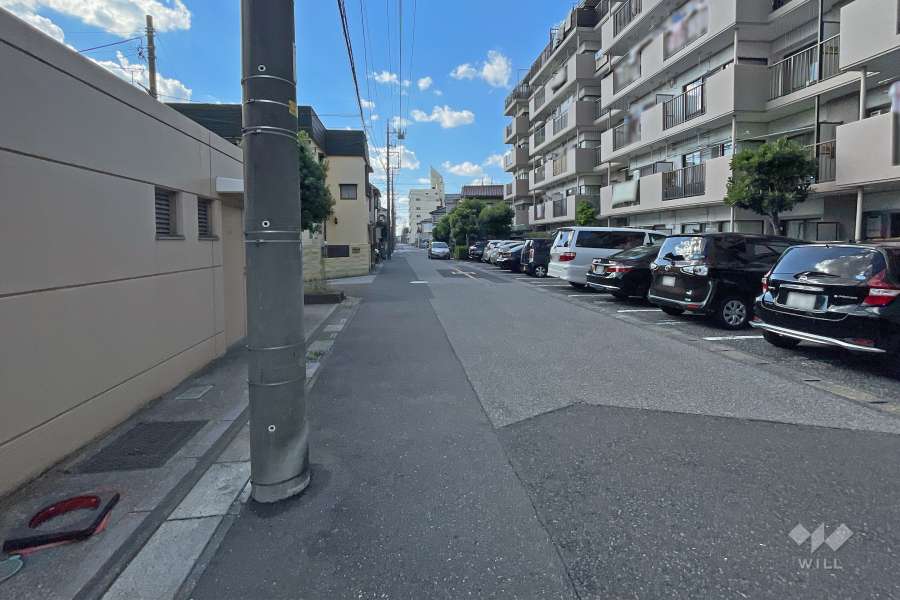 敷地南側の前面道路（東側から）