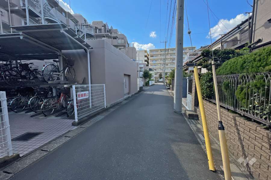 敷地北側の前面道路（東側から）