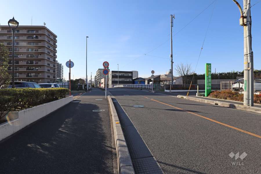 敷地北側の前面道路（東側から）