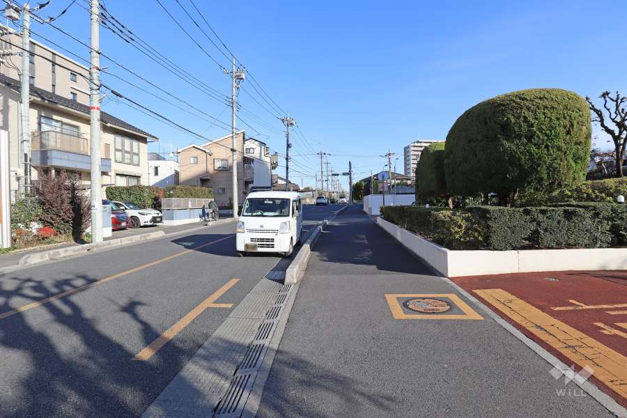 敷地北側の前面道路（西側から）