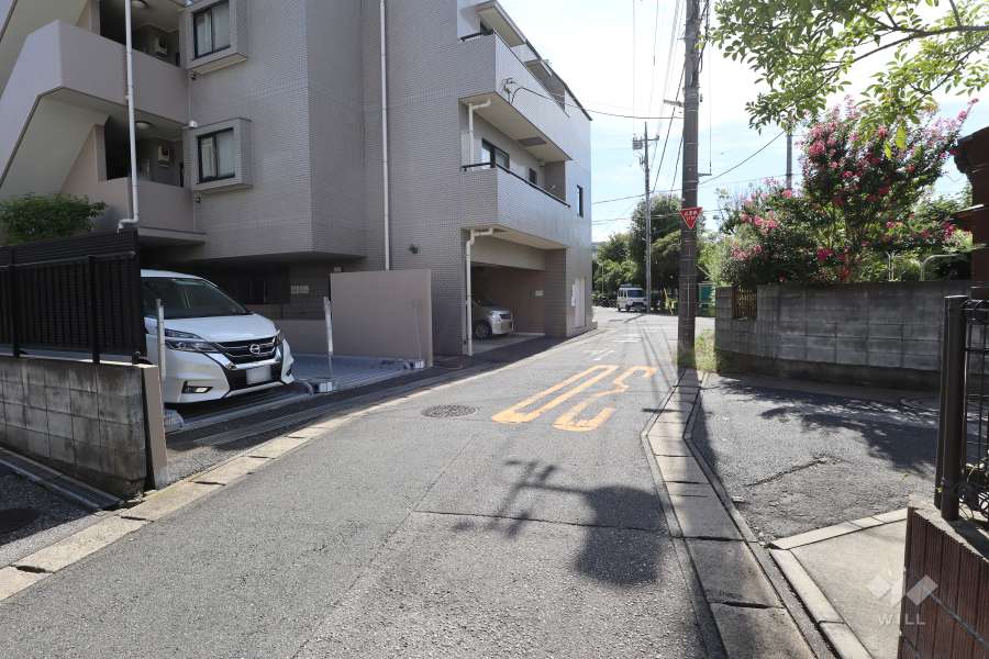 敷地北西側の前面道路（北東側から）