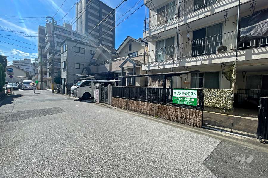 敷地の南側前面道路（東側から）