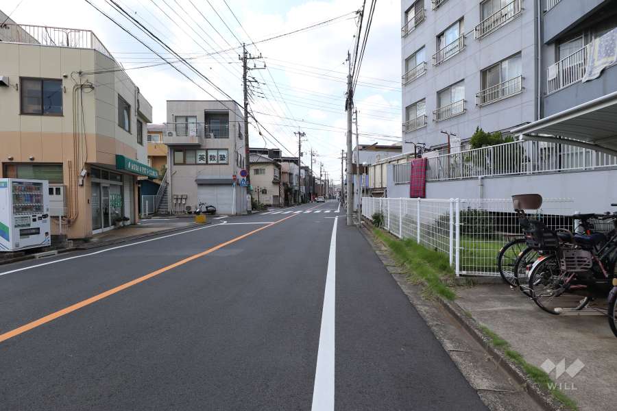 敷地南側の前面道路（東側から）