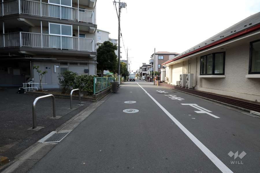 敷地の北側前面道路（東側から）