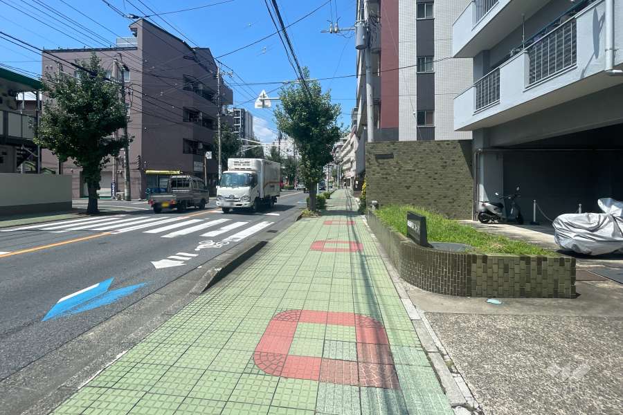 敷地南側の前面道路