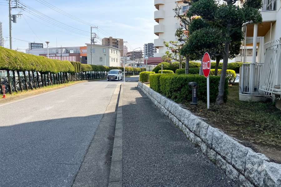 敷地南東側の前面道路