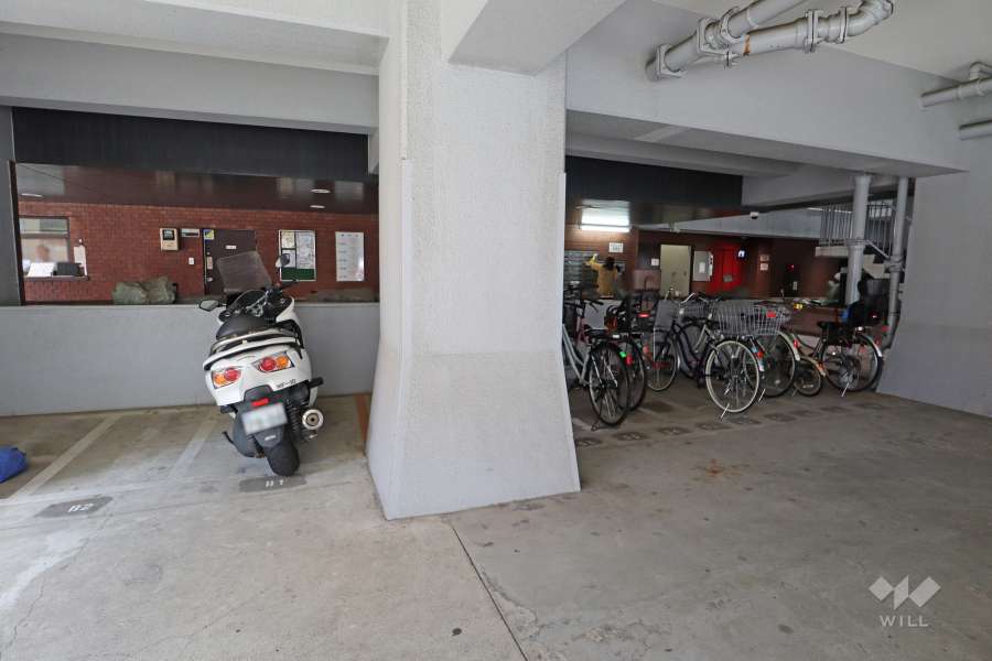 屋内に設けられたバイク置き場と駐輪場