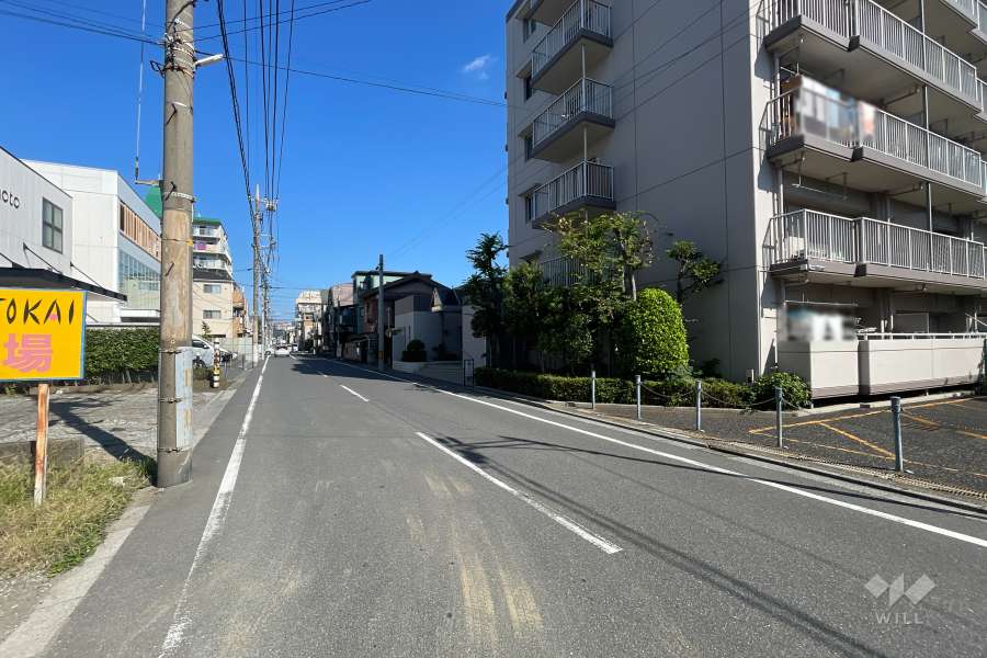 敷地西側の前面道路