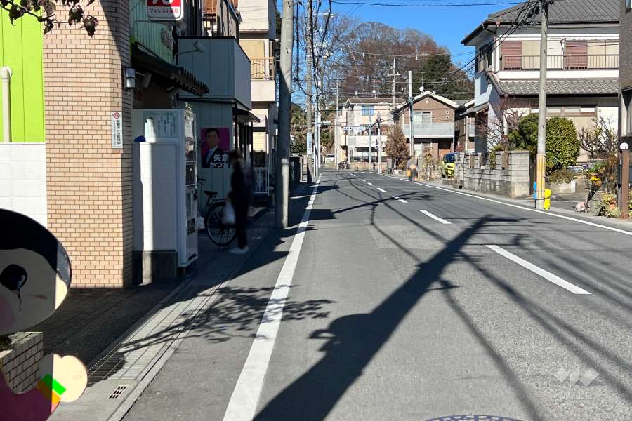 敷地東側の前面道路（南側から）